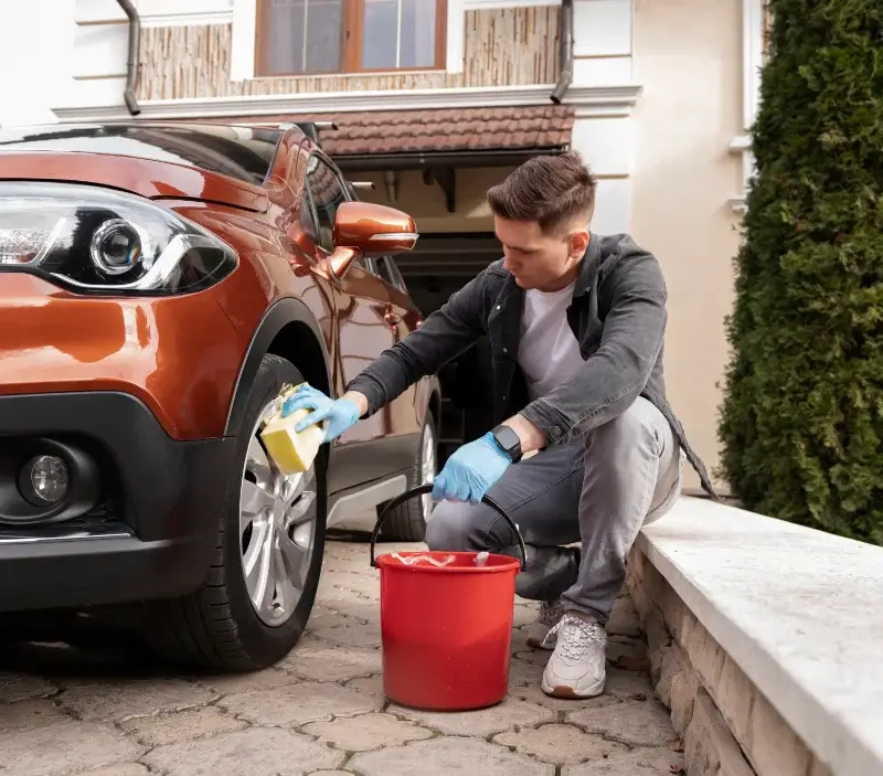 Lavage auto à domicile Ballon : professionnel intervenant sur un véhicule